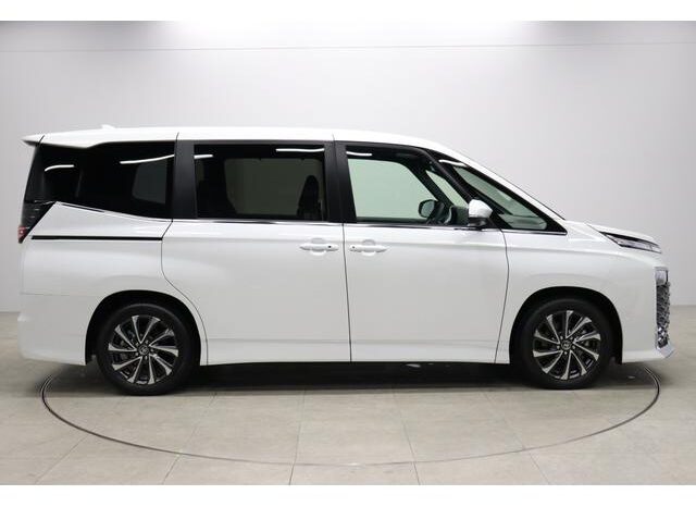 
								TOYOTA VOXY 2025 full									