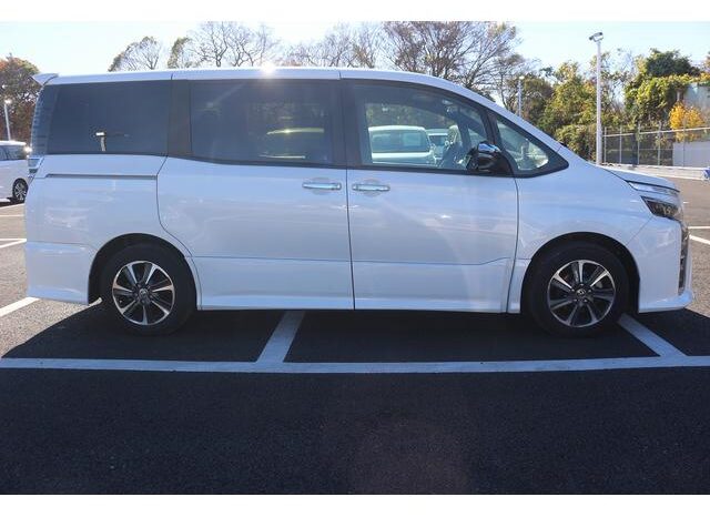 
								TOYOTA VOXY 2019 full									