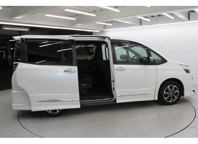 
								TOYOTA VOXY 2019 full									