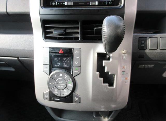 
								TOYOTA VOXY 2008 full									