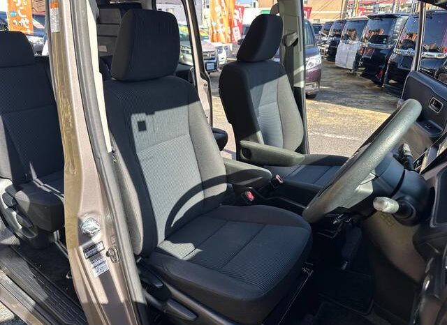 
								TOYOTA VOXY 2019 full									