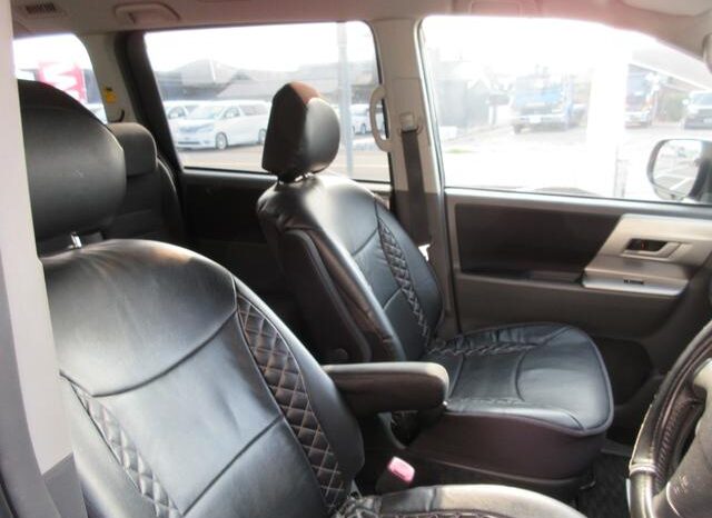 
								TOYOTA VOXY 2008 full									