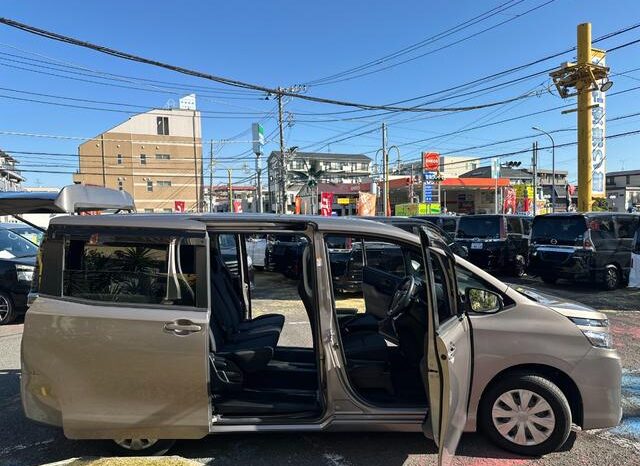 
								TOYOTA VOXY 2019 full									