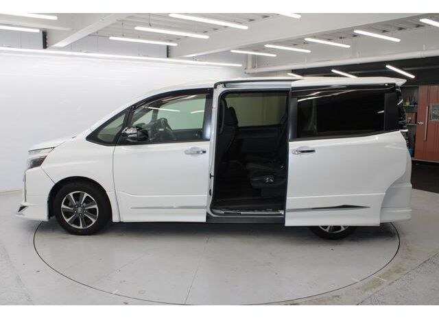 
								TOYOTA VOXY 2019 full									