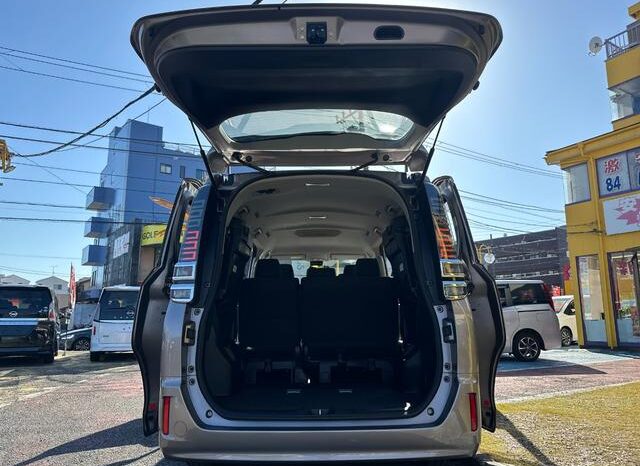 
								TOYOTA VOXY 2019 full									