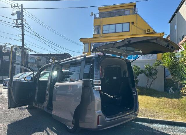 
								TOYOTA VOXY 2019 full									