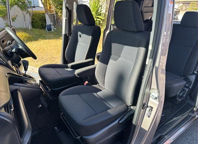 
								TOYOTA VOXY 2019 full									