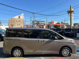 
										TOYOTA VOXY 2019 full									