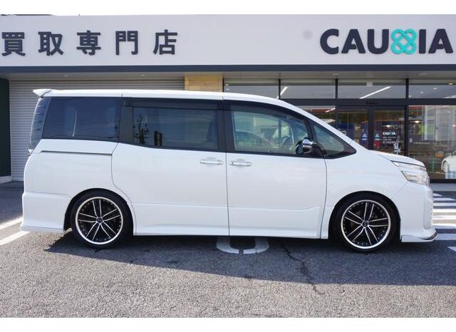 
								TOYOTA VOXY 2015 full									