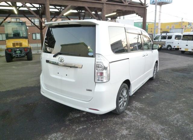 
								TOYOTA VOXY 2013 full									