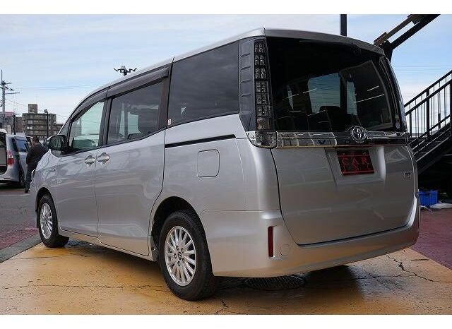 
								TOYOTA VOXY 2015 full									