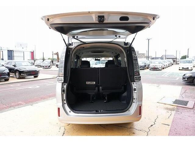 
								TOYOTA VOXY 2015 full									