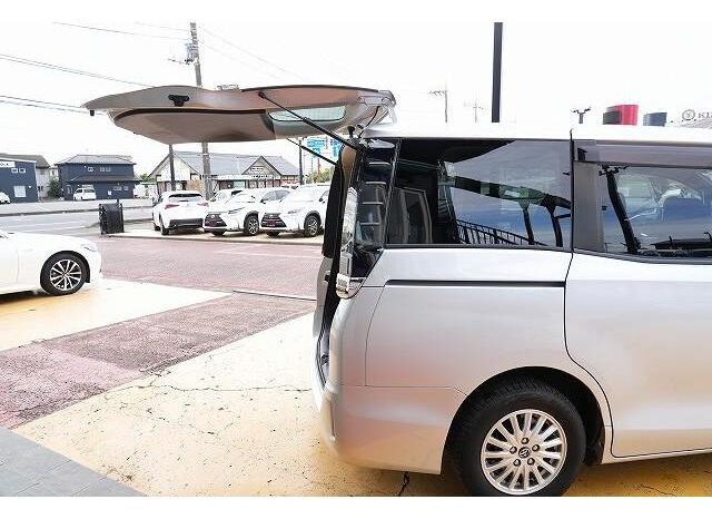 
								TOYOTA VOXY 2015 full									