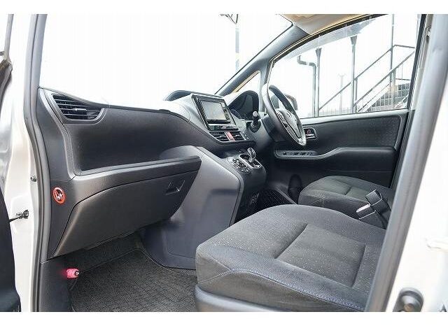 
								TOYOTA VOXY 2015 full									