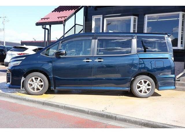 
								TOYOTA VOXY 2015 full									