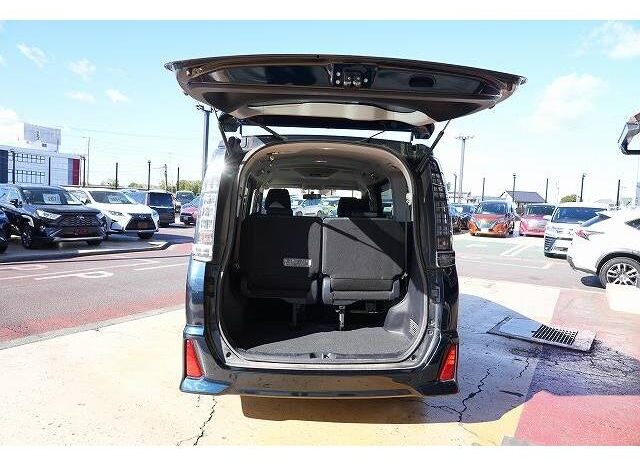 
								TOYOTA VOXY 2015 full									