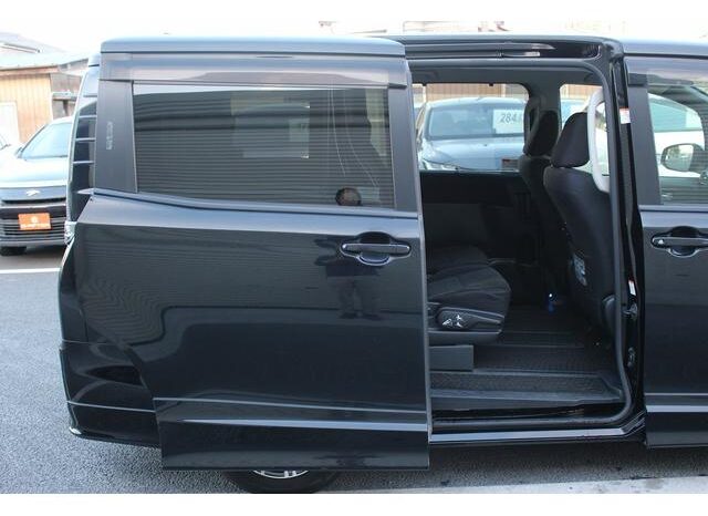 
								TOYOTA VOXY 2014 full									