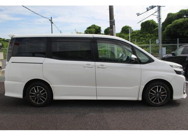 
								TOYOTA VOXY 2014 full									
