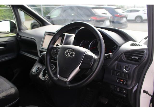 
								TOYOTA VOXY 2014 full									