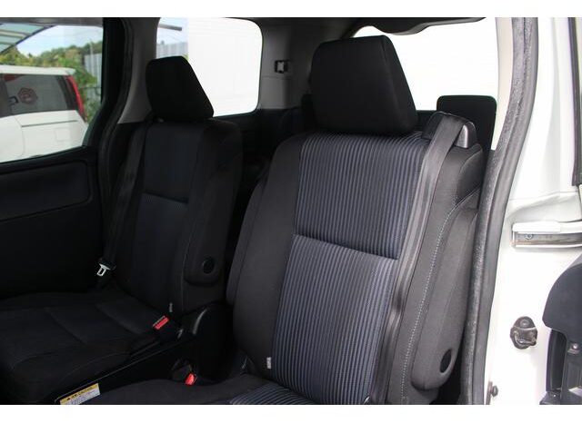 
								TOYOTA VOXY 2014 full									