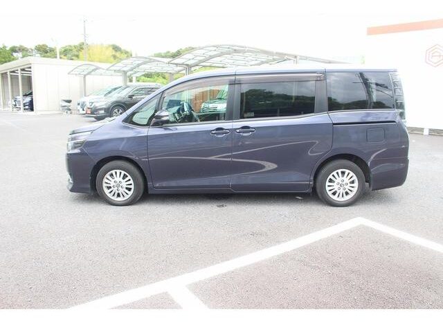 
								TOYOTA VOXY 2015 full									