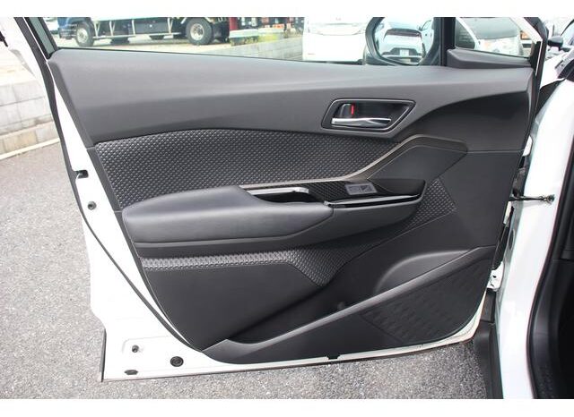 
								TOYOTA C-HR 2023 full									