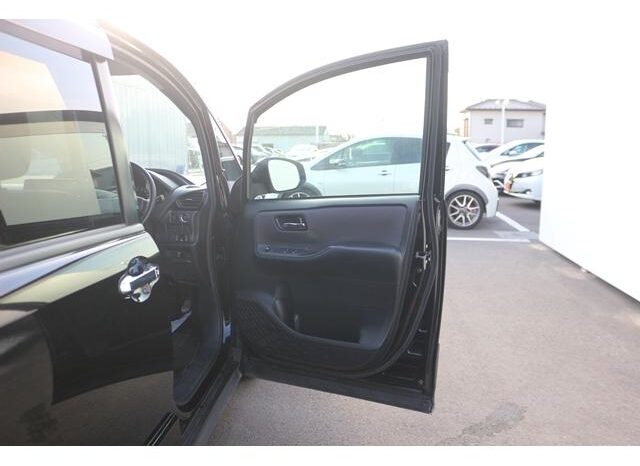 
								TOYOTA VOXY 2016 full									