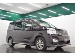 TOYOTA VOXY 2013