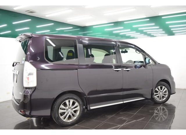 
								TOYOTA VOXY 2013 full									
