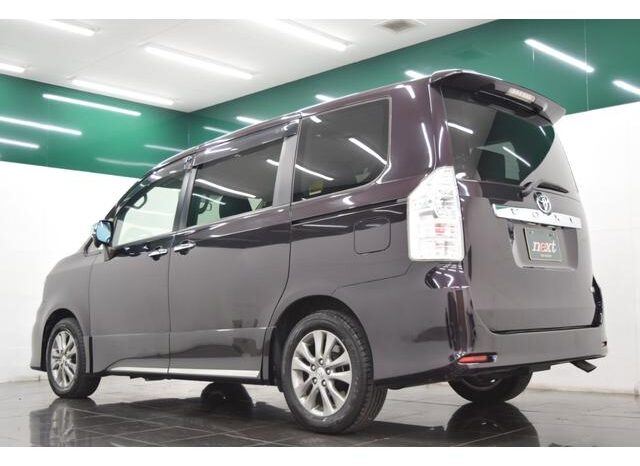 
								TOYOTA VOXY 2013 full									