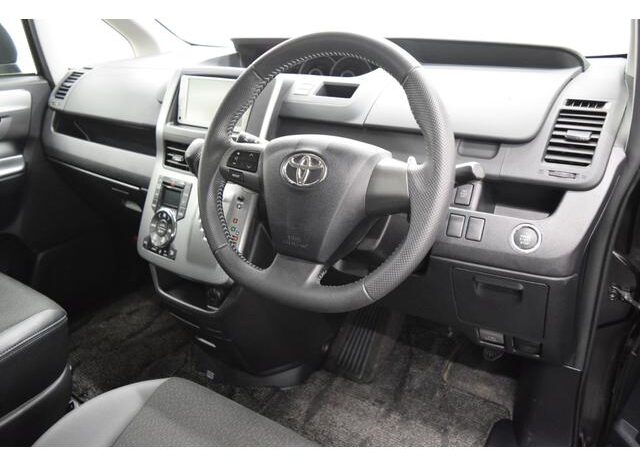 
								TOYOTA VOXY 2013 full									