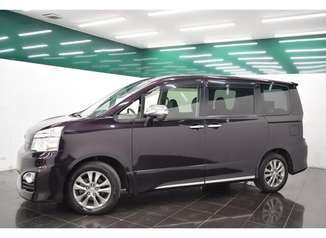 
								TOYOTA VOXY 2013 full									