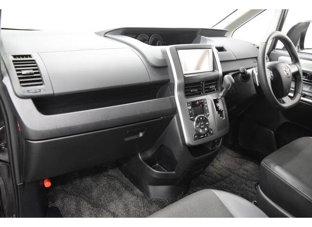 
								TOYOTA VOXY 2013 full									