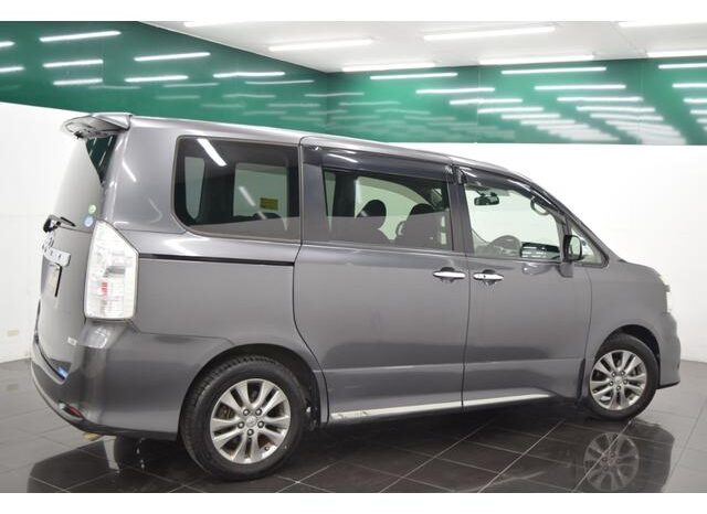 
								TOYOTA VOXY 2013 full									