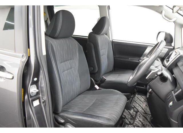 
								TOYOTA VOXY 2013 full									