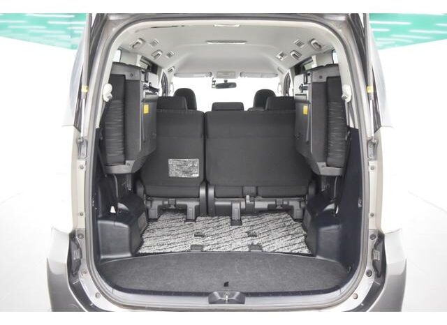 
								TOYOTA VOXY 2013 full									