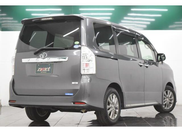 
								TOYOTA VOXY 2013 full									