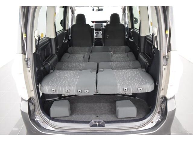 
								TOYOTA VOXY 2013 full									