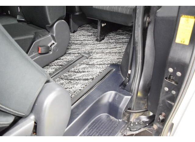 
								TOYOTA VOXY 2013 full									