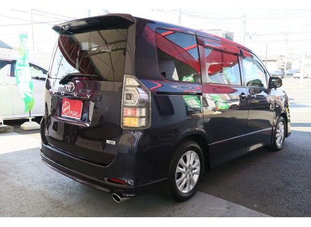 
								TOYOTA VOXY 2013 full									