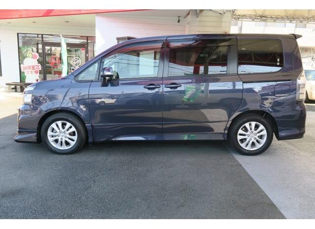 
								TOYOTA VOXY 2013 full									