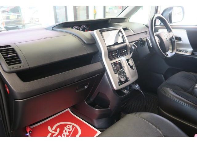 
								TOYOTA VOXY 2013 full									