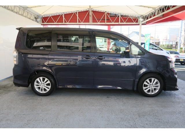 
								TOYOTA VOXY 2013 full									