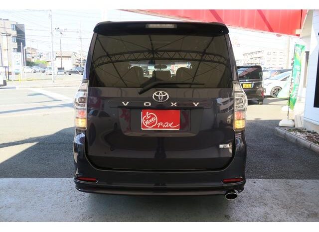 
								TOYOTA VOXY 2013 full									