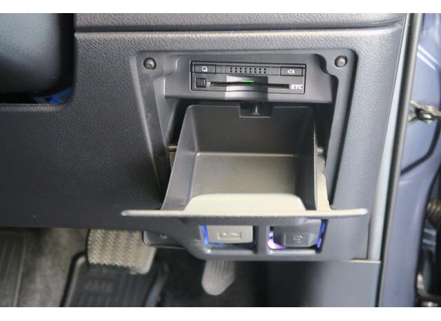 
								TOYOTA VOXY 2013 full									