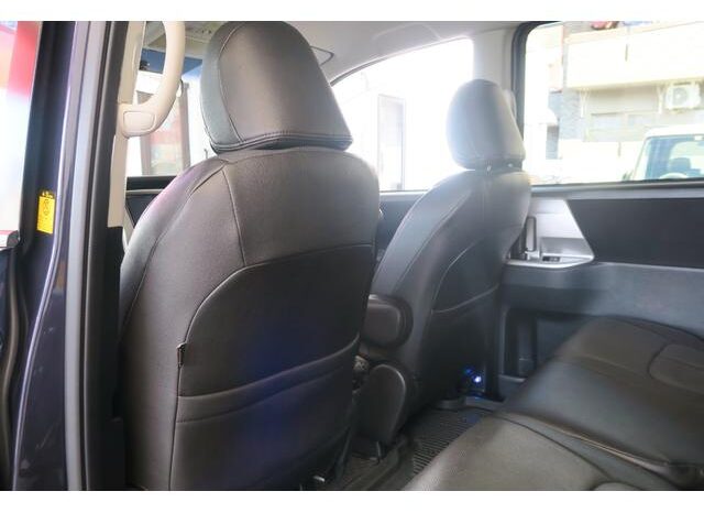 
								TOYOTA VOXY 2013 full									
