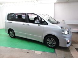 TOYOTA VOVY 2011