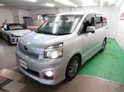 TOYOTA VOVY 2011