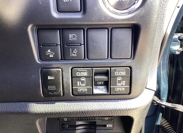 
								TOYOTA VOXY 2020 full									