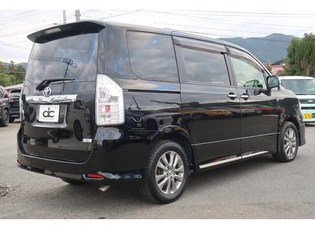 
								TOYOTA VOXY 2013 full									